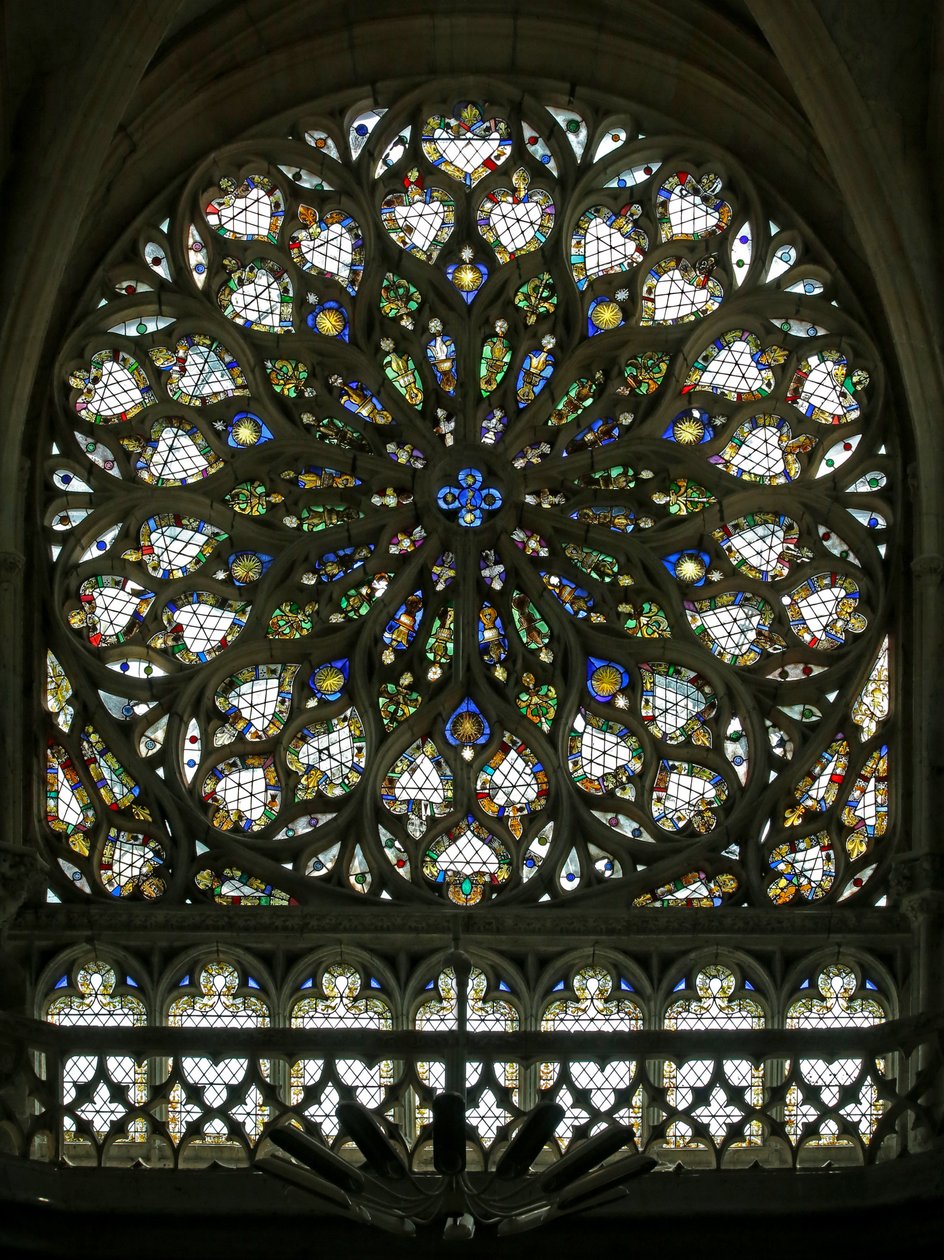 Fenêtre S rose représentant la rose sud, construite au début du XVIe siècle, contient une grande partie de son verre décoratif d