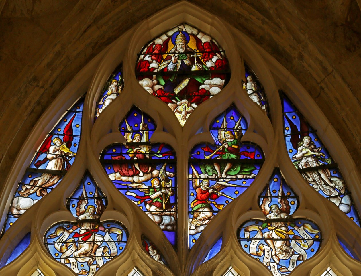 Fenêtre représentant Dieu le Père avec le Saint-Esprit, Séraphins et Anges Musiciens - French School