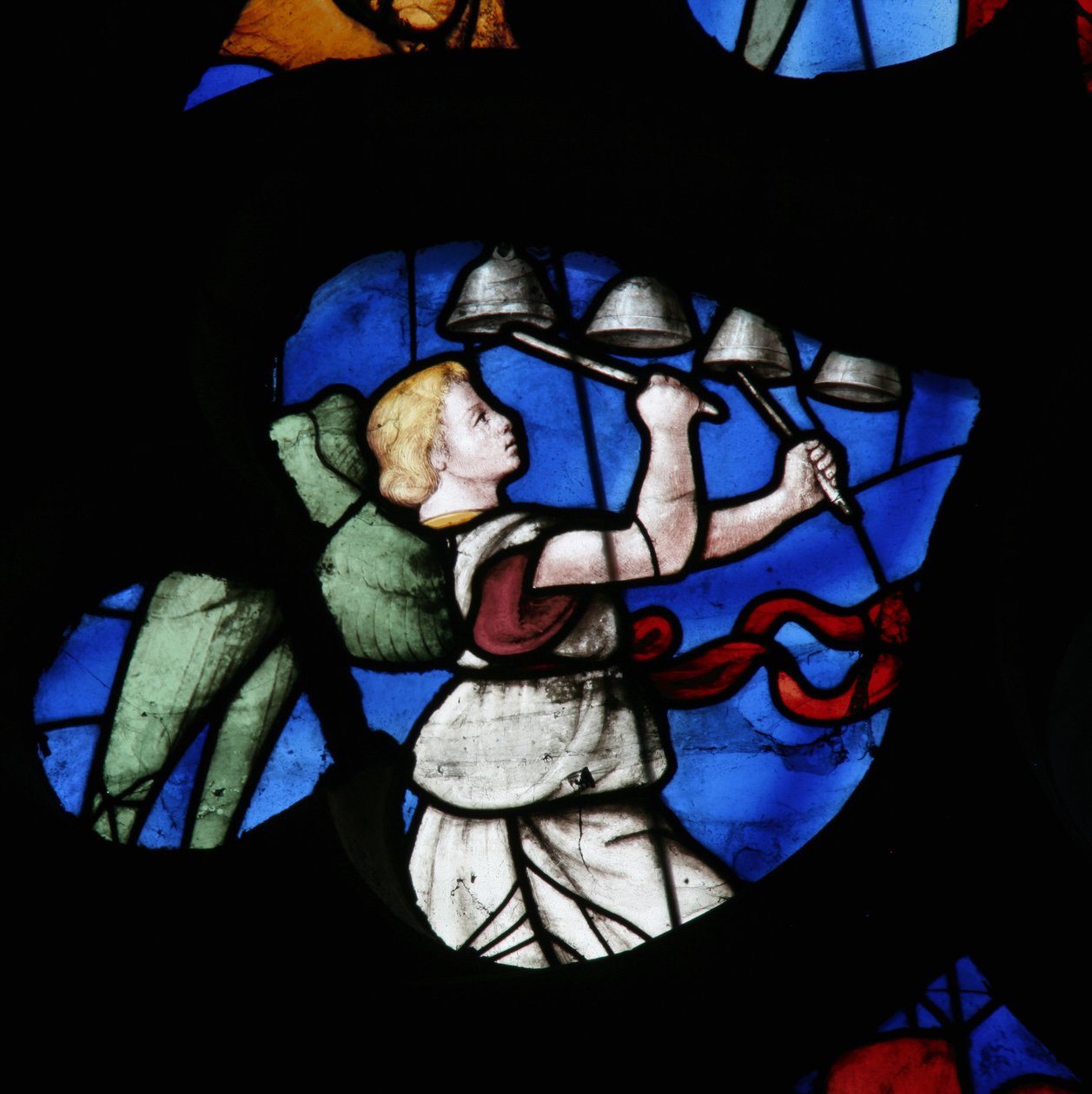 Vitrail représentant un ange musicien - French School