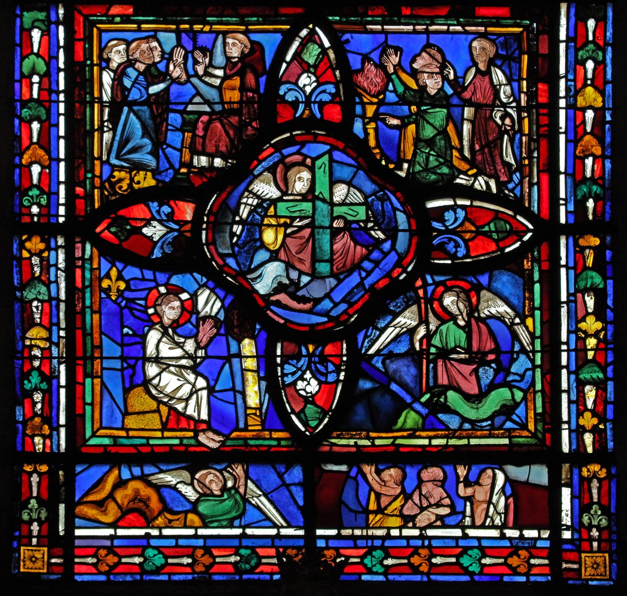 Fenêtre représentant la première section de la fenêtre w7 ; Au centre se trouvent les Reliques de la Passion (la Croix et la Lance) ; ailleurs des moines disputant et des panneaux interpolés du Jugement Dernier - French School