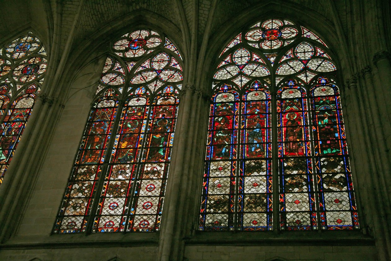 Fenêtre représentant le côté nord du chœur avec les fenêtres en bande du triforium en vitrail - French School