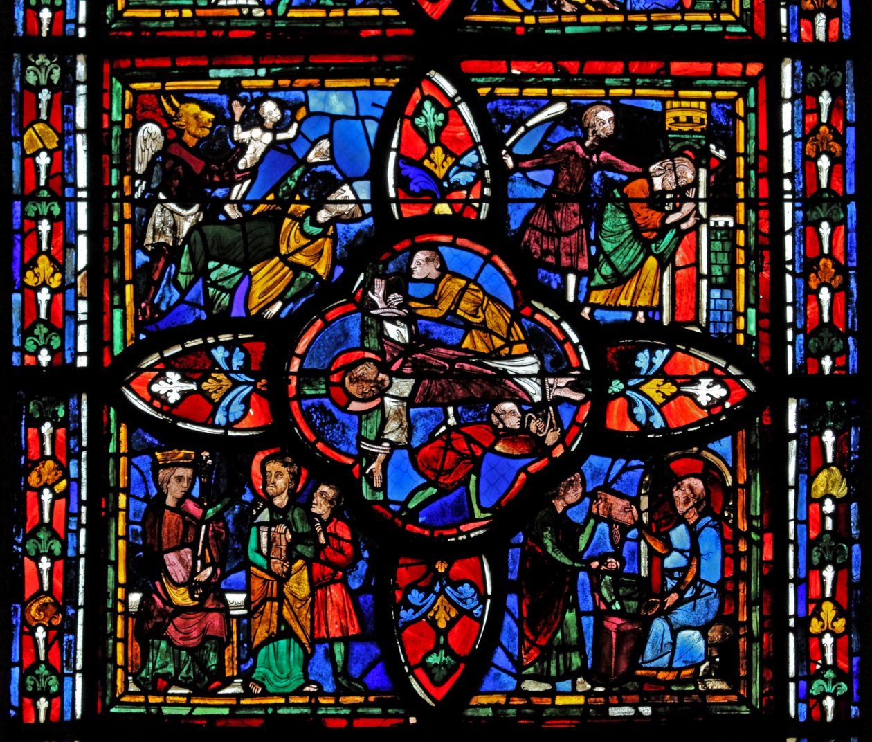 Fenêtre représentant la deuxième section de la fenêtre w7 : au centre est la crucifixion de Saint Pierre ; ailleurs Saint Pierre devant Néron ; Saint Pierre emprisonné ; le diable prend une âme - French School