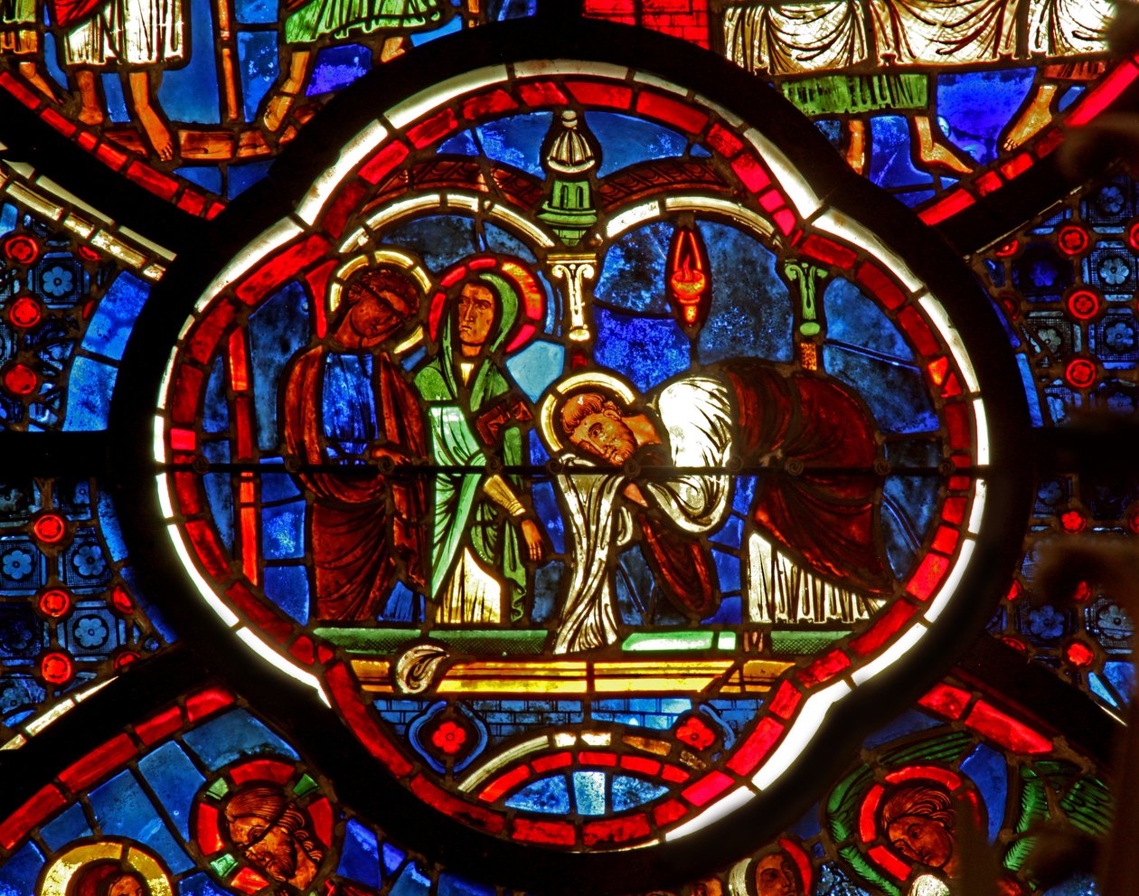 Fenêtre w0 représentant Saint Pierre, Saint Jacques et Saint Jean au Sépulcre de la Résurrection - French School