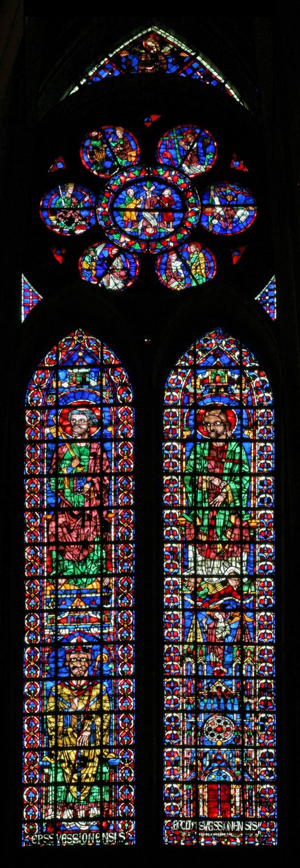 Fenêtre w102 représentant Saint Pierre et Saint André; la cathédrale de Soissons et un évêque; dans la rose des scènes de la vie de Saint Pierre - French School