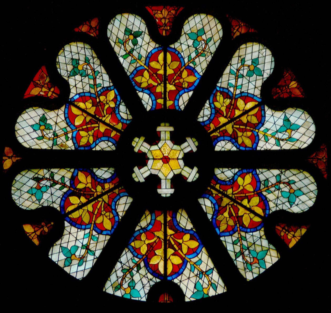 Fenêtre w107, une rosace nord avec verre moderne à motifs - French School