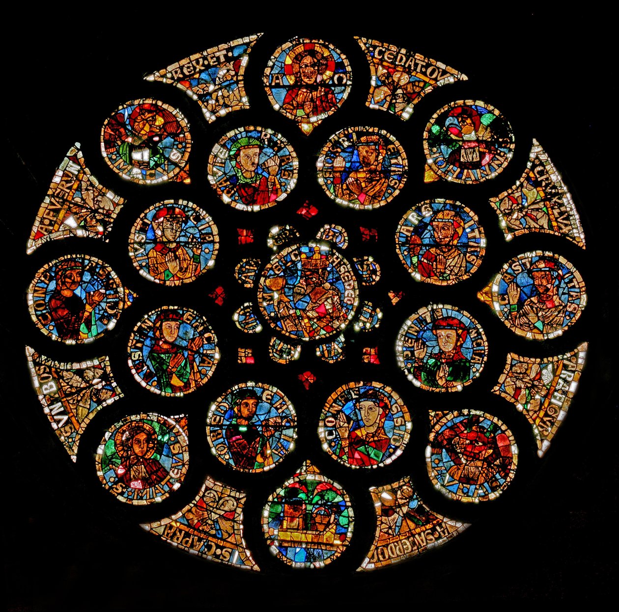 Fenêtre w108 représentant la Nouvelle Alliance : en haut, le Christ (Alpha et Omega), puis les quatre symboles des Évangélistes formant un carré, deux Vertus aux extrémités gauche et droite, et l