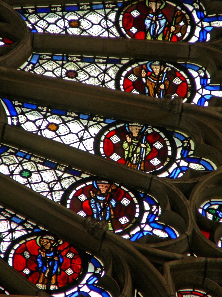 Fenêtre w121 représentant des évêques, des rois, des martyrs dans une section de la rosace - French School