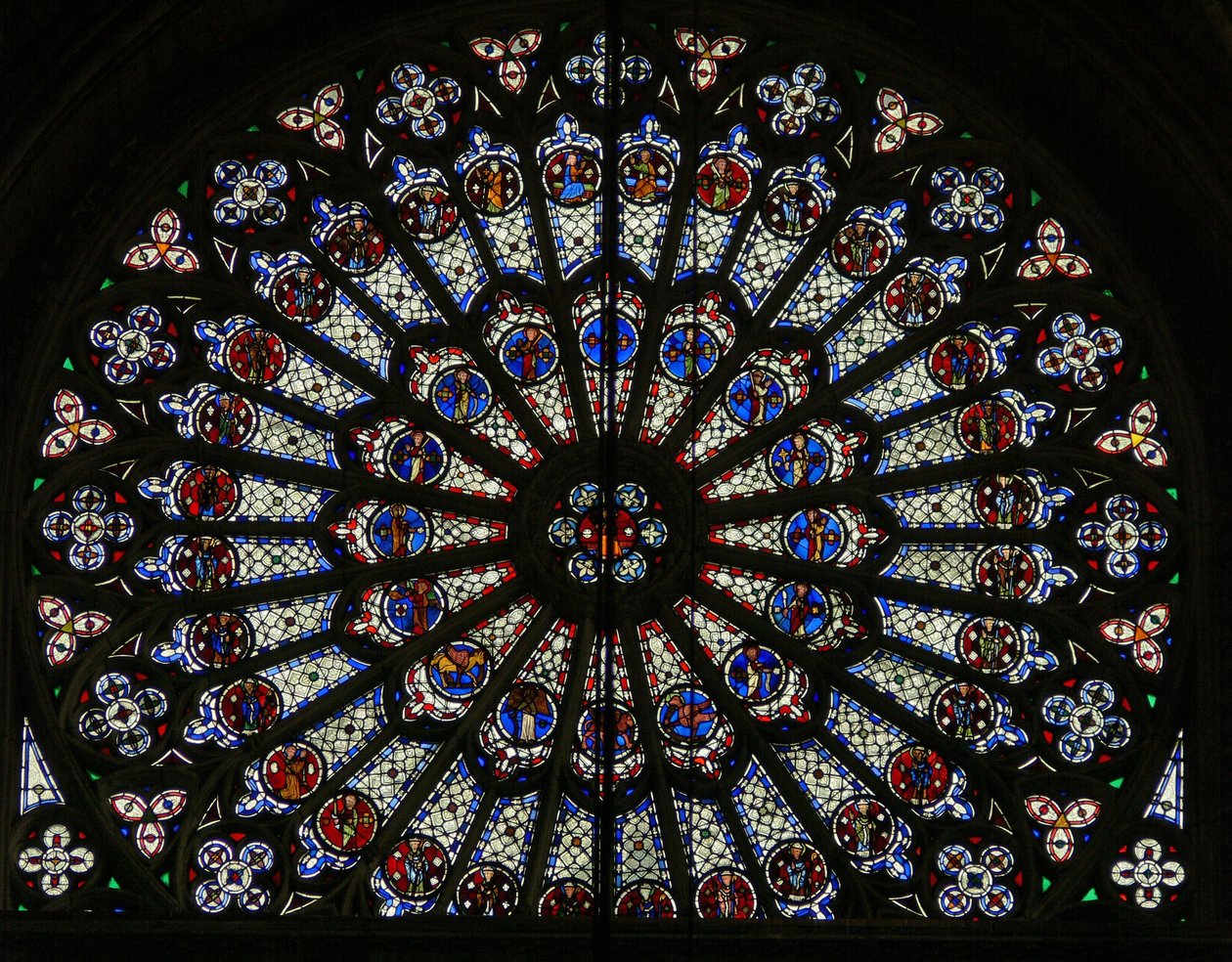La rosace nord, représentant les Apôtres, Évangélistes, évêques, rois, martyrs, Saint Pierre et Saint Paul (rosace - intérieur) - French School