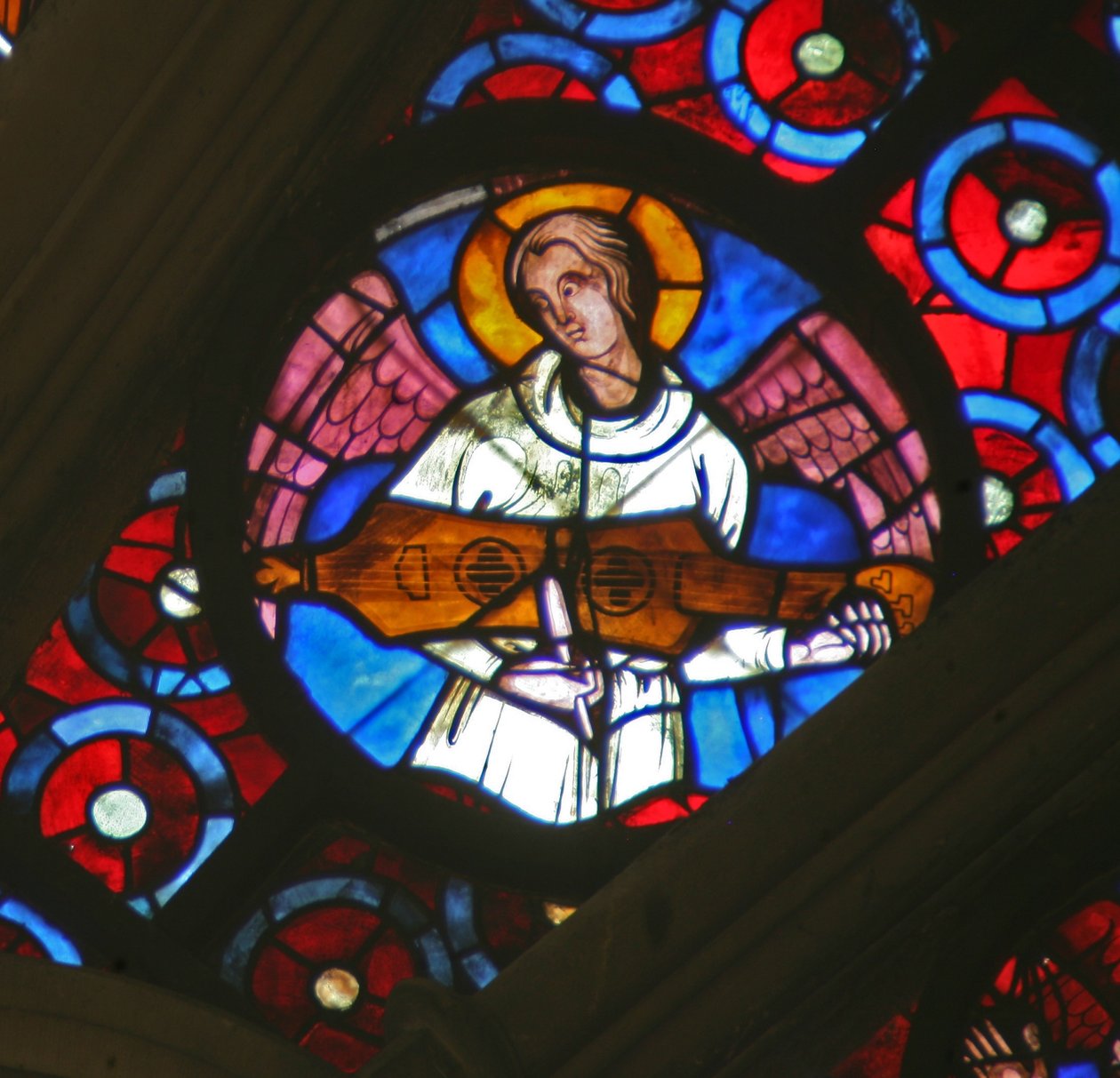 Fenêtre w141 représentant un ange avec un instrument de musique à cordes - French School