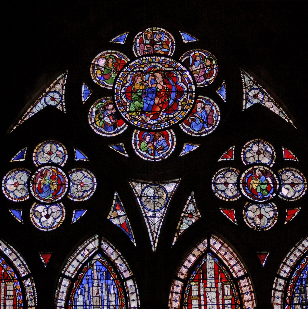 Fenêtre w9 représentant les lumières de la rosace avec deux anges et Saint Thomas le Douteux - French School