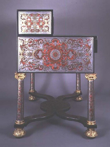 Bureau décoré de marqueterie de style Boulle en laiton incrusté d