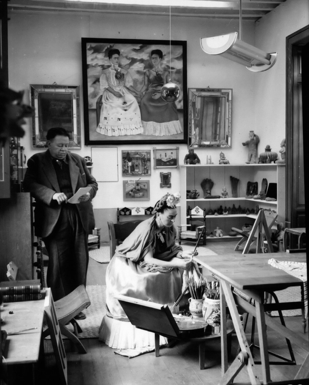 Les peintres mexicains Frida Kahlo (1907-1954) et Diego Rivera (1886-1957) dans leur atelier en 1948 (photo n/b) - Frida Kahlo
