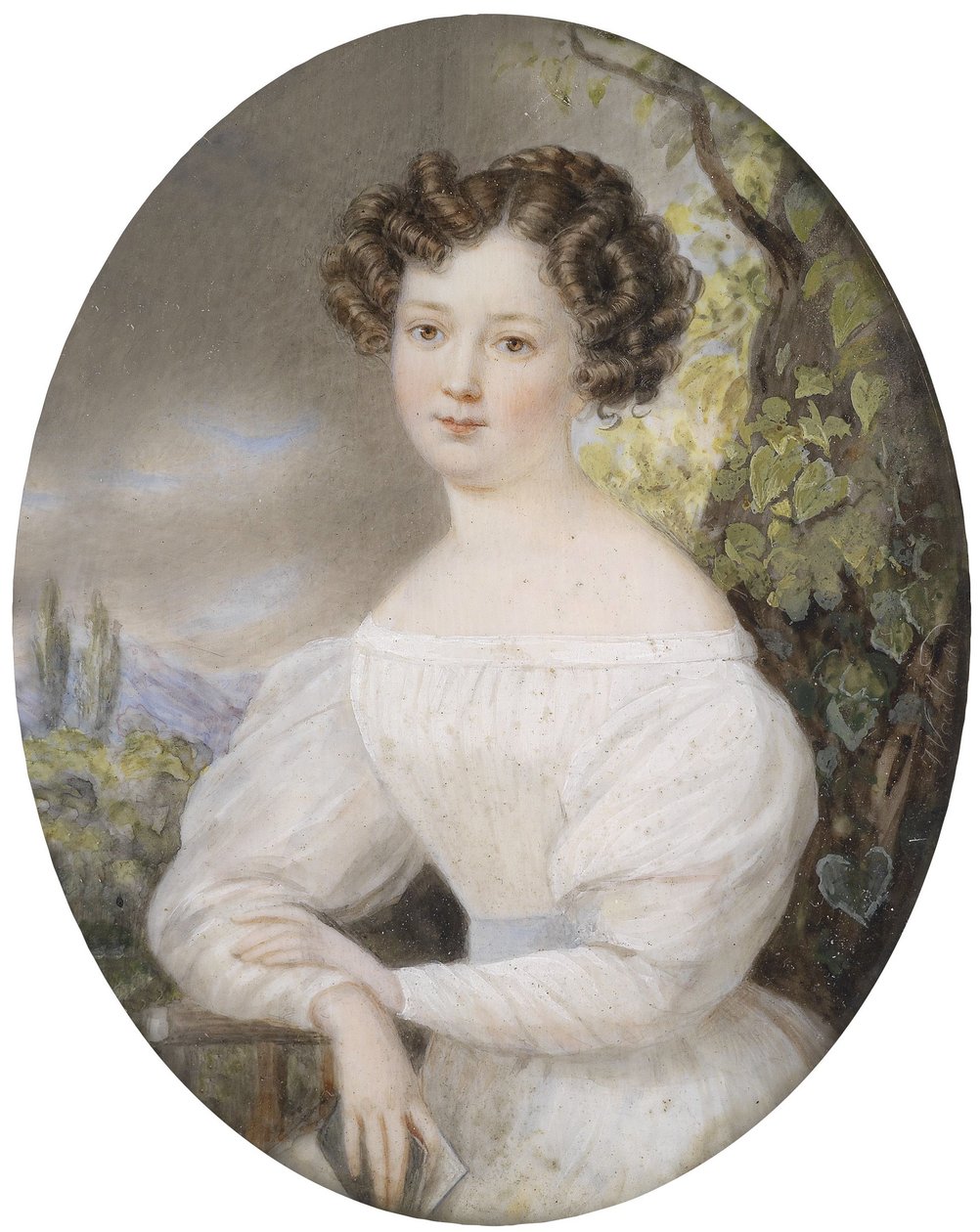 Portrait d'une jeune femme en robe blanche, assise dans un paysage