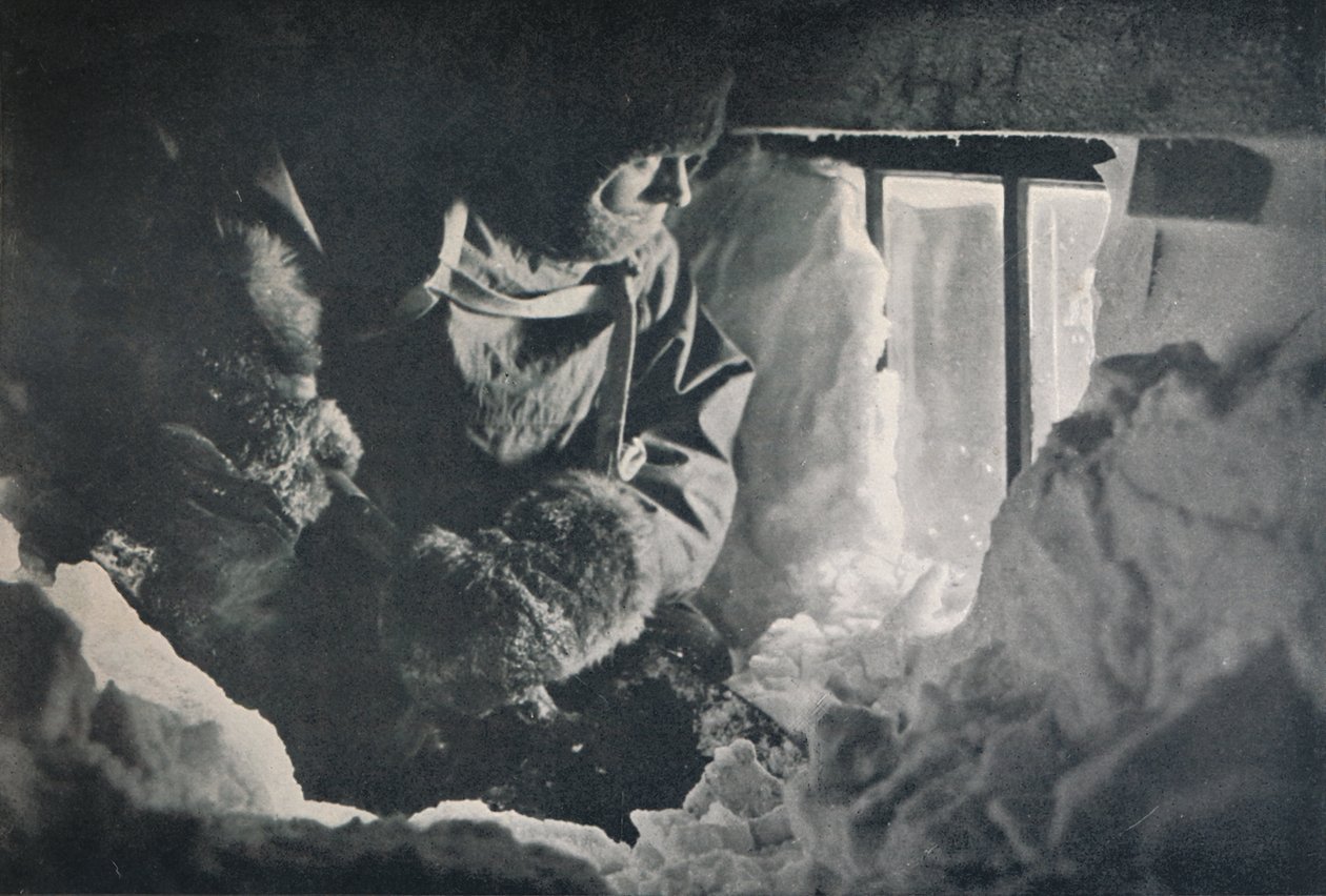 Déblayage de la neige de la fenêtre de la cabane au Cap Adare, c1911, 1913 - G. Murray Levick