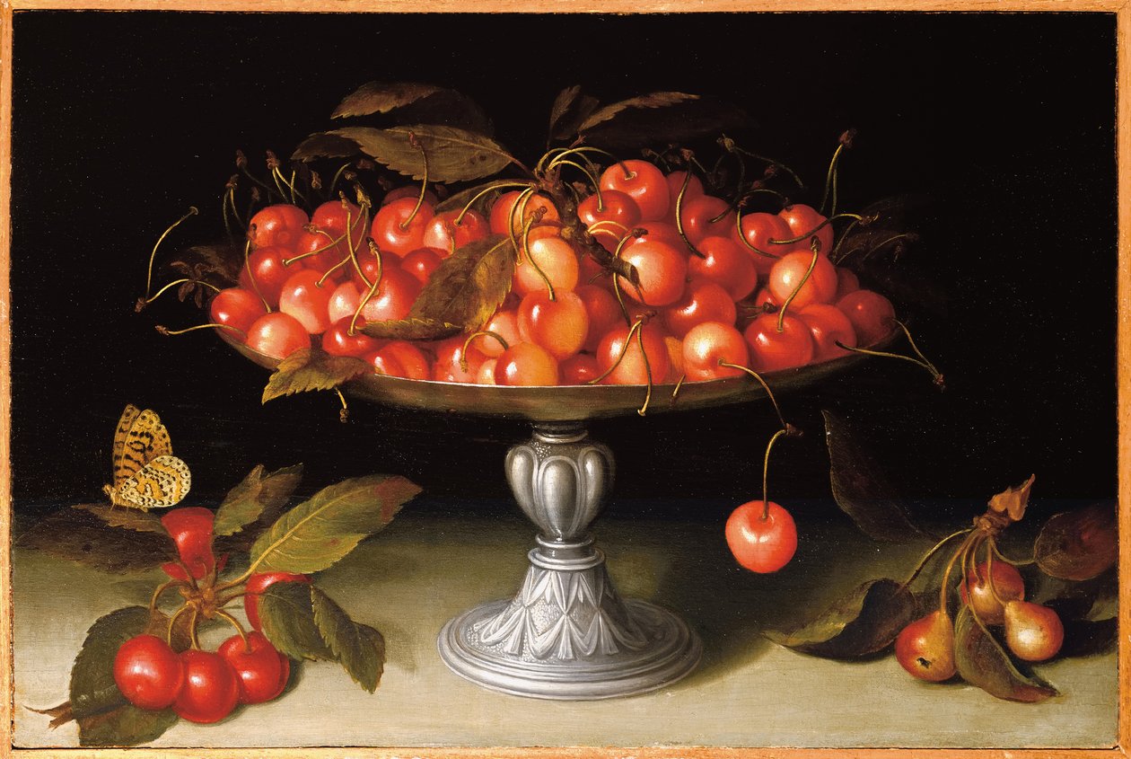 Cerises dans une compote en argent avec des pommes sauvages sur un rebord de pierre et un papillon fritillaire - Galizia Fede