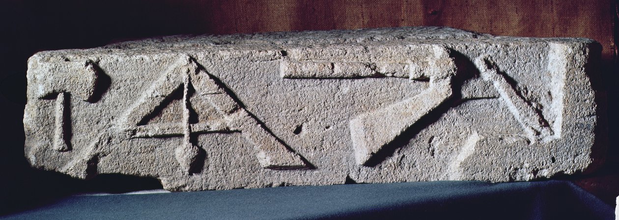 Relief représentant les instruments d