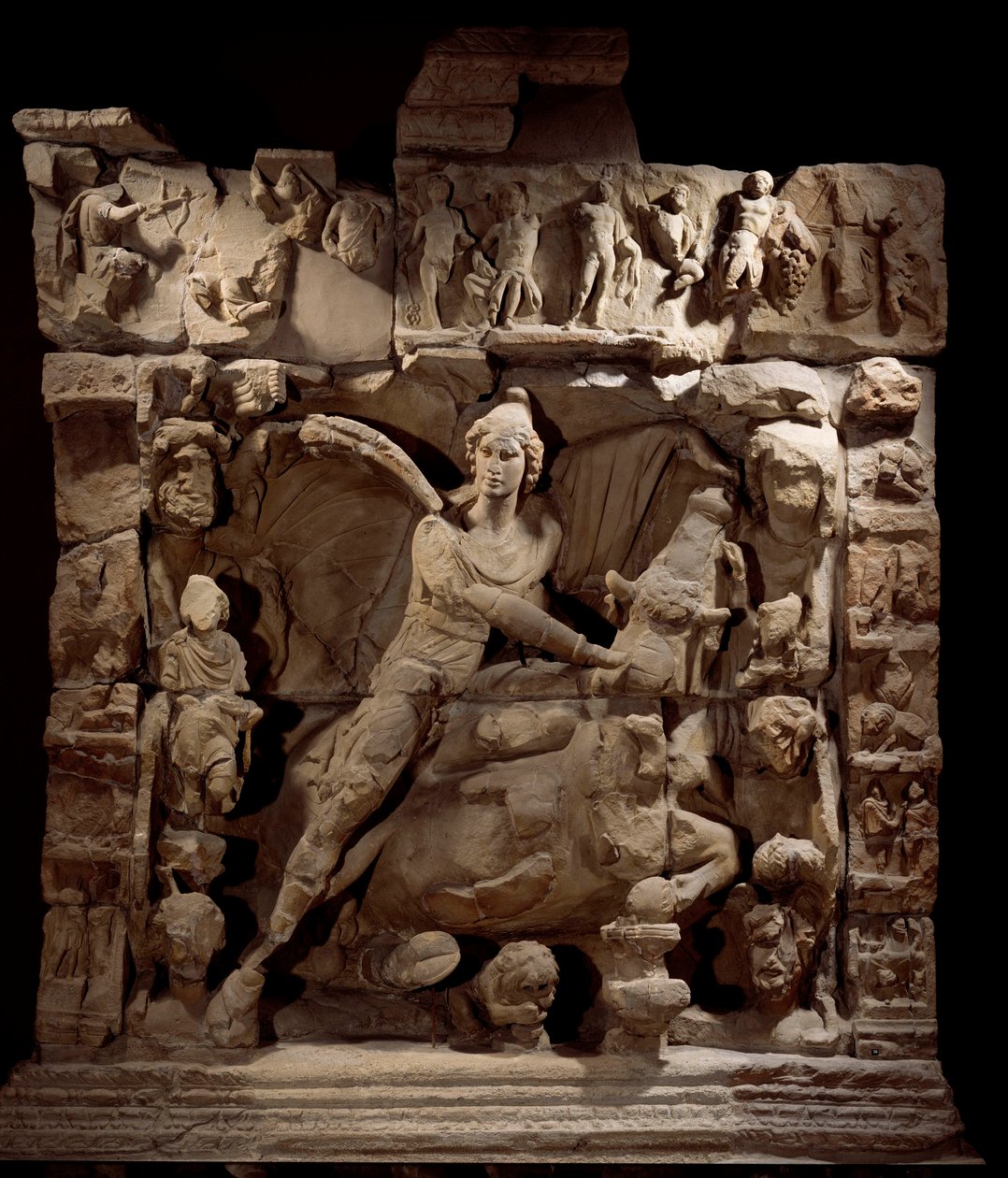 Art gallo-romain : relief représentant Mithra, le dieu de la lumière, avec le taureau. D