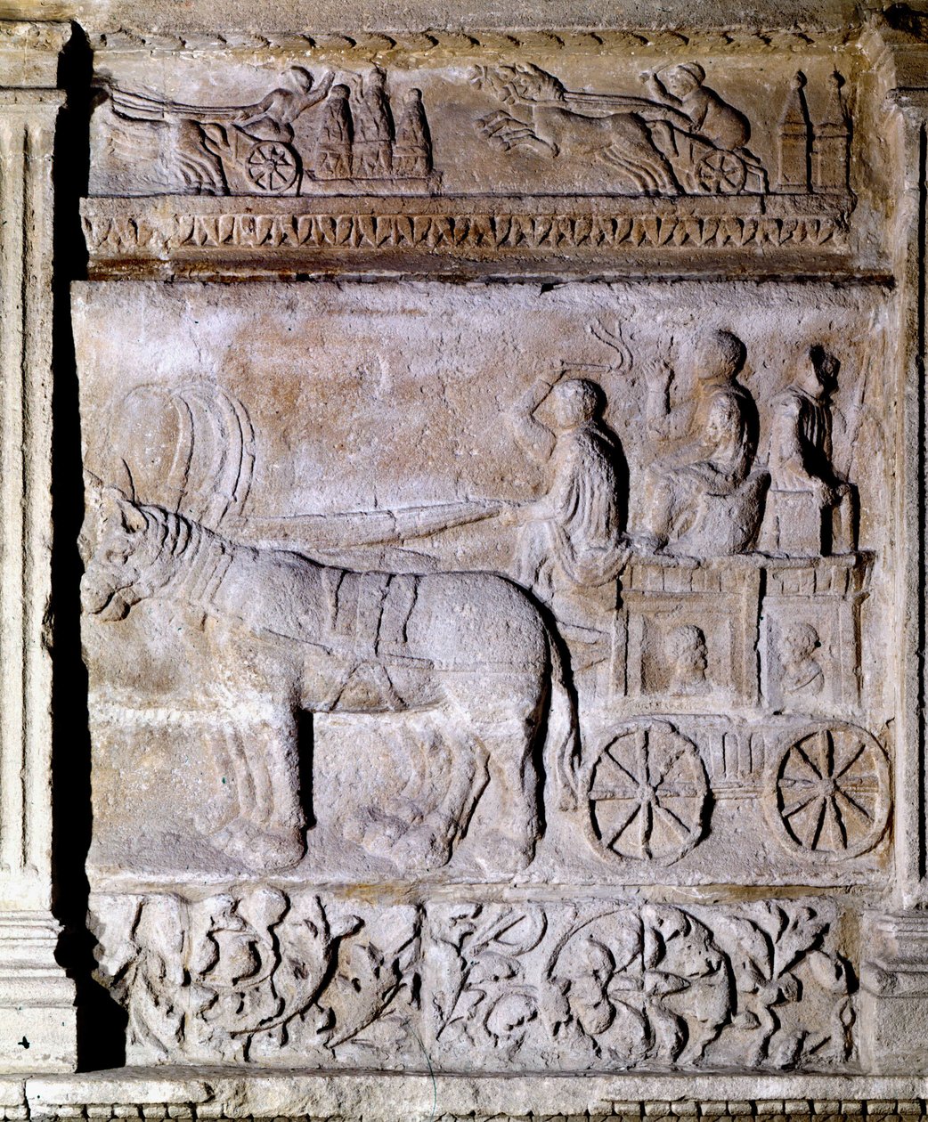 Bas-relief de la période gallo-romaine représentant un char tiré par des chevaux, transportant des passagers. Avignon, Musée Calvet - Gallo Roman Gallo Roman