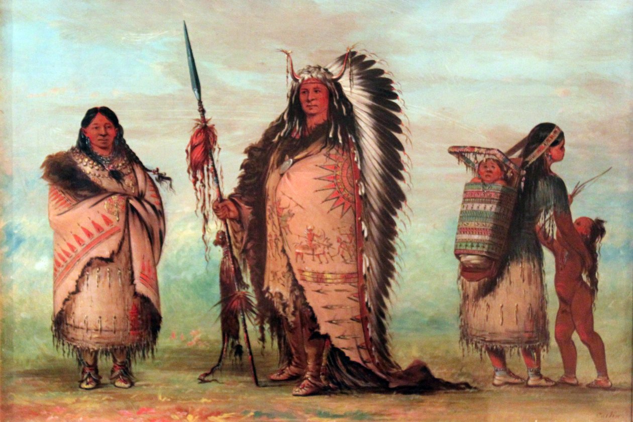 Sioux : Black Rock en famille. Le chef présente fièrement ses emblèmes d