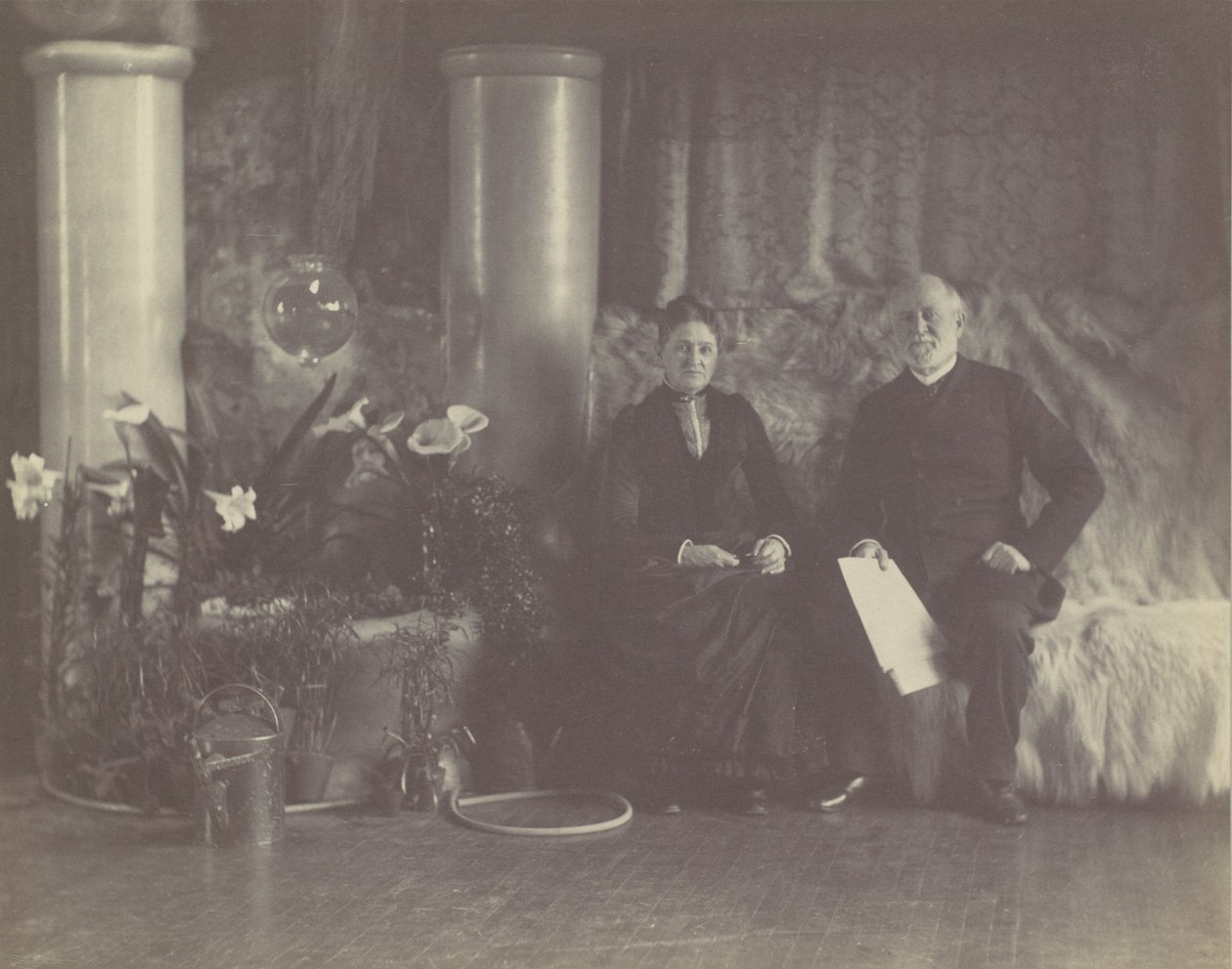 M. et Mme Charles L. Tiffany dans le studio de Louis C. Tiffany, vers 1890 - George Collins Cox