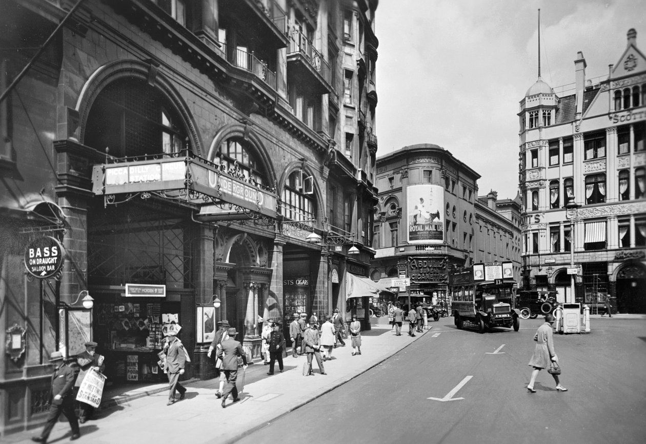 Station Piccadilly Circus, entrée Haymarket, Westminster, Londres, vers 1930 - George Davison Reid