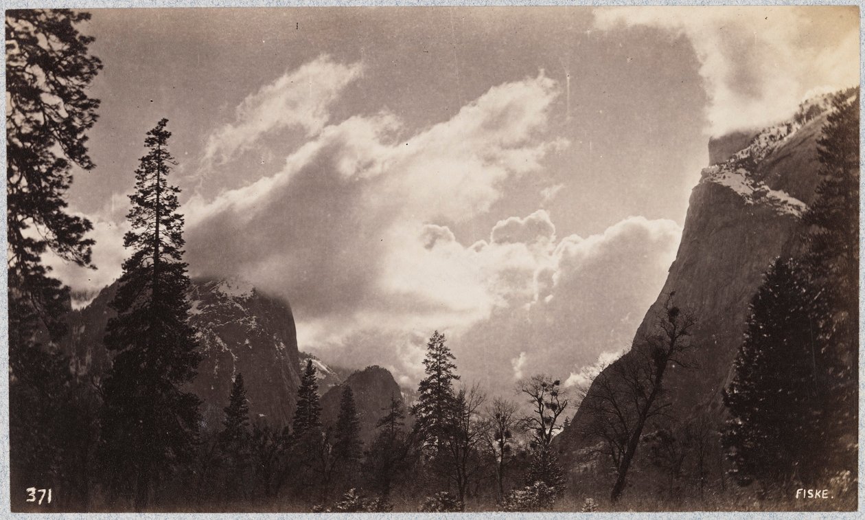 Vallée de Yosemite, avec des nuages - George Fiske