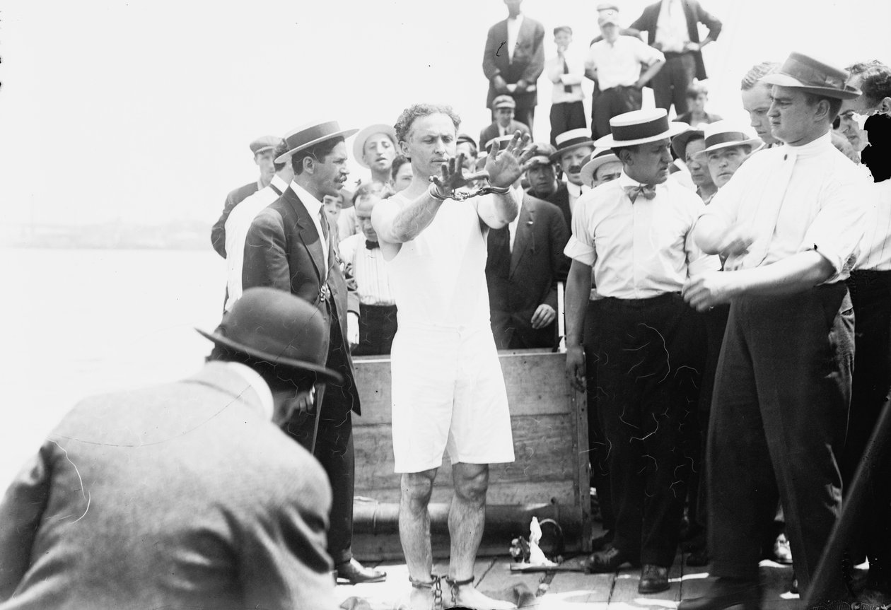 Harry Houdini menotté avant d