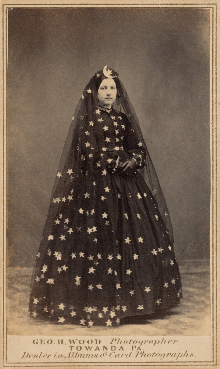 Femme en costume de reine de la nuit, v. 1860 (photo) - George H. Wood