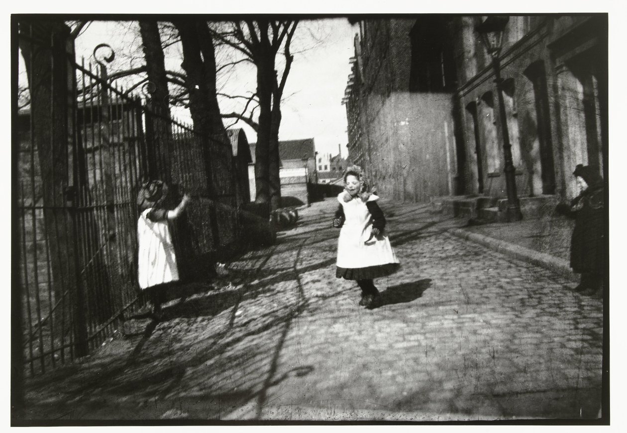 Des enfants jouant devant l