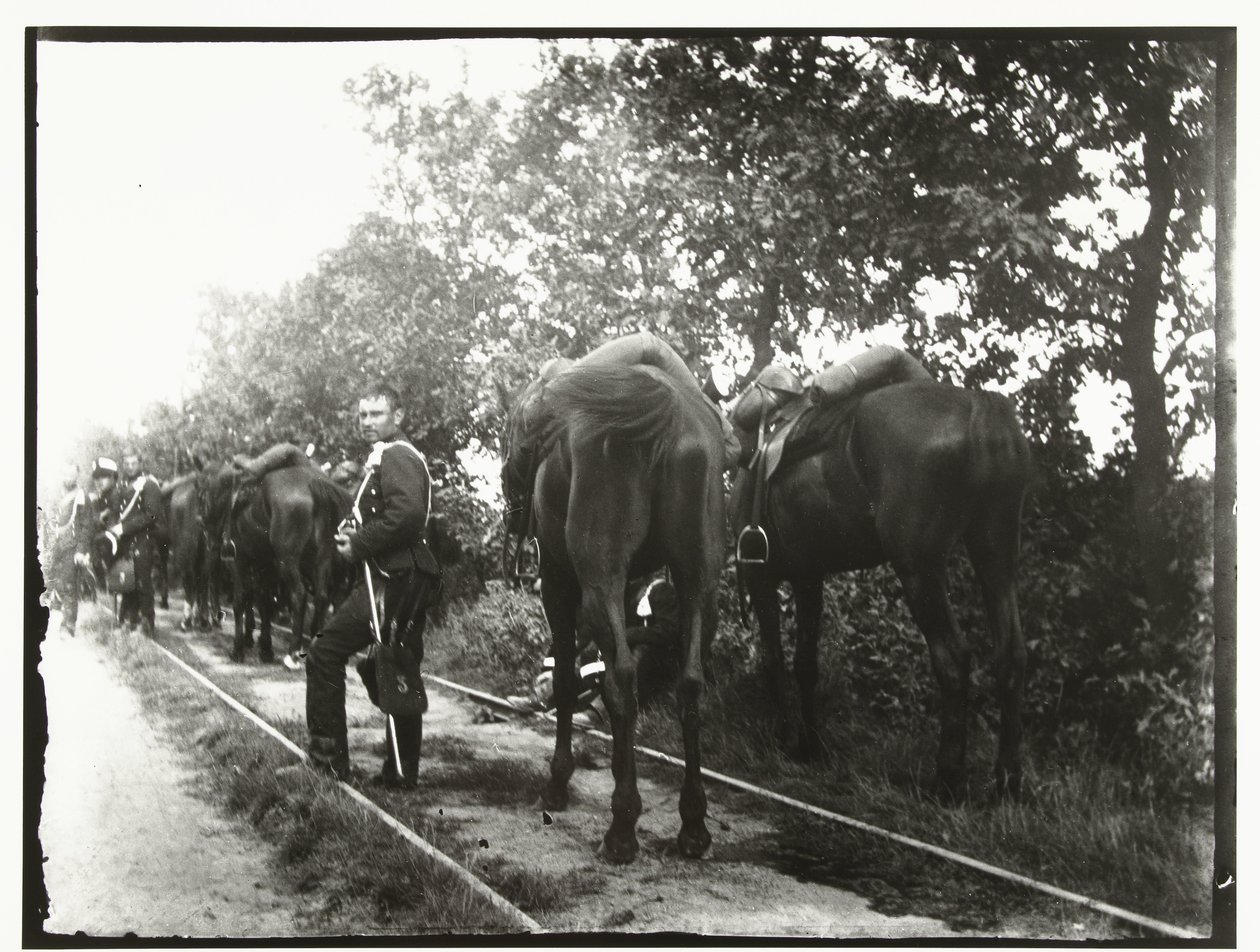 Cavalerie au repos le long d