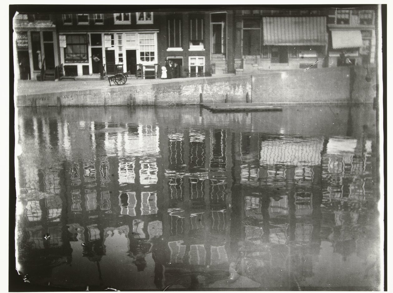 Reflet des maisons de canal dans l