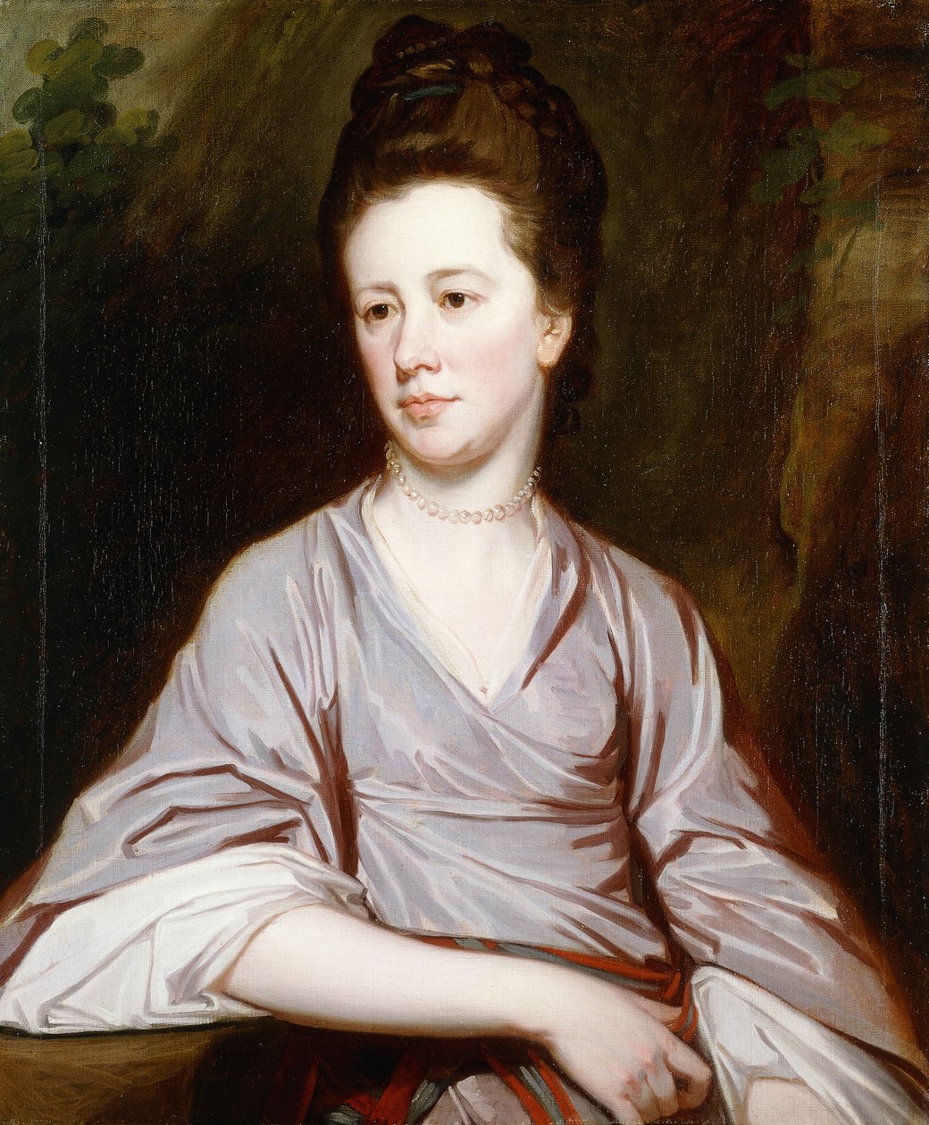 Portrait de Mlle Joan Knatchbull, assise à mi-longueur portant une robe mauve et un collier de perles - George Romney