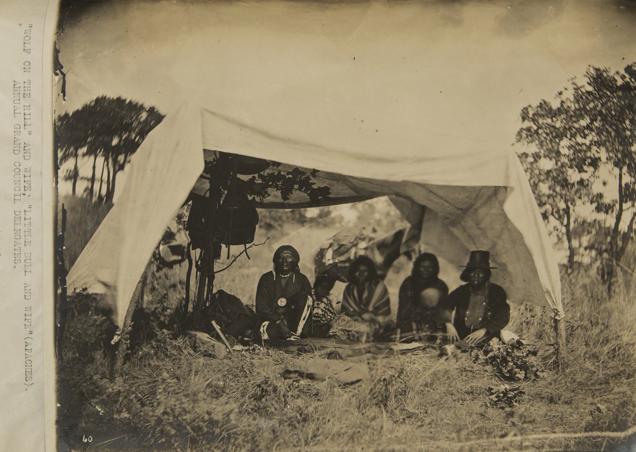 "Loup sur la colline" et sa femme; Petit Taureau et sa femme (Apaches) délégués au grand conseil annuel - George W. Ingalls