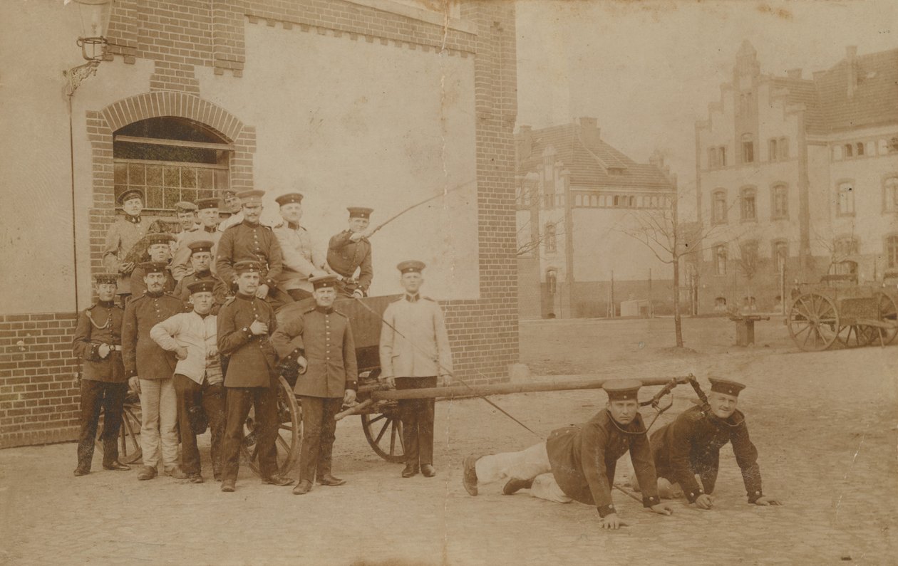 Soldats allemands tirant un affût (de canon ). Carte postale envoyée en 1913. - German Photographer