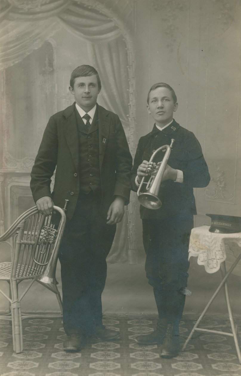 Carte postale de deux jeunes hommes avec des trompettes, l