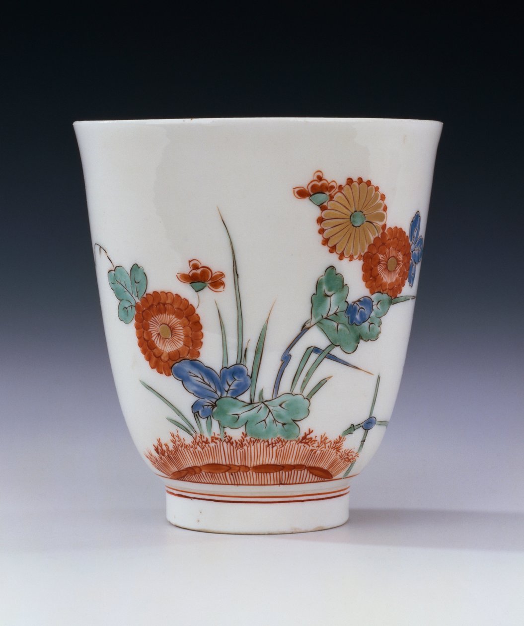 Un gobelet évasé Bottger Kakiemon peint avec des chrysanthèmes et des herbes, c.1725 - German School