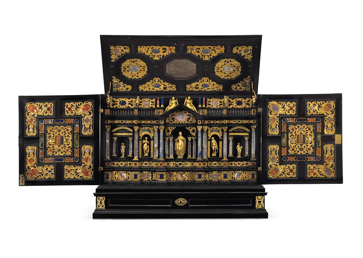 Cabinet de table en métal doré, cristal de roche et pierre dure, Augsbourg, vers 1630-40 - German School