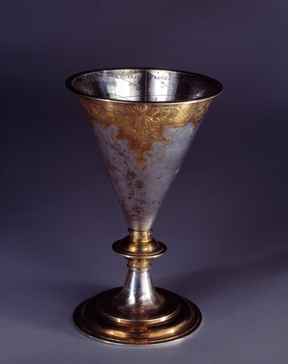 Instrument scientifique : cadran solaire en forme de calice en or et argent. École allemande. Fin XVIe début XVIIe siècle Enouen, musée de la Renaissance - German School