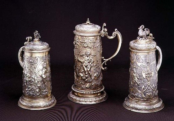 Chope cylindrique en argent doré par Paul Hubner, Ausburg 1590; chope cylindrique en argent doré par Tobias Kramer, Ausburg 1620; chope cylindrique partiellement dorée par Paul Hubner, Ausburg 1590, 16e-17e siècle - German School