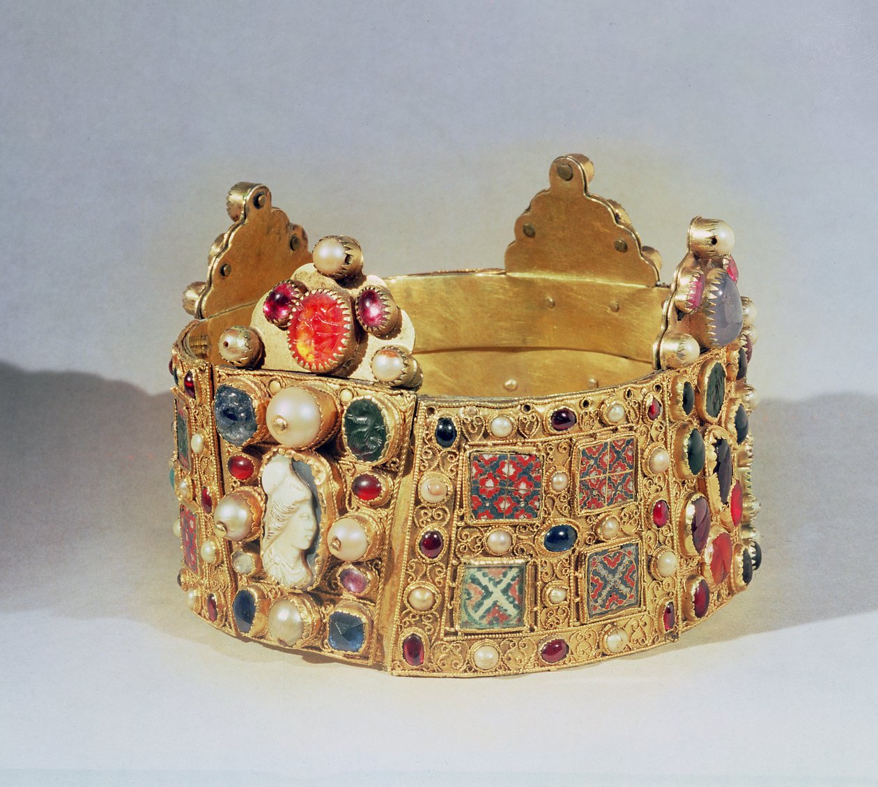 La Couronne de Hildesheim (or et pierres précieuses) - German School