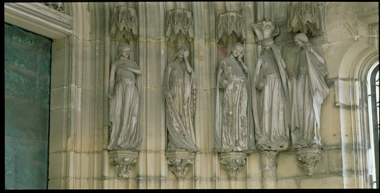 Les Cinq Vierges Folles, figures de jambage du Portail du Paradis, figures sculptées vers 1250, porche construit vers 1350 - German School