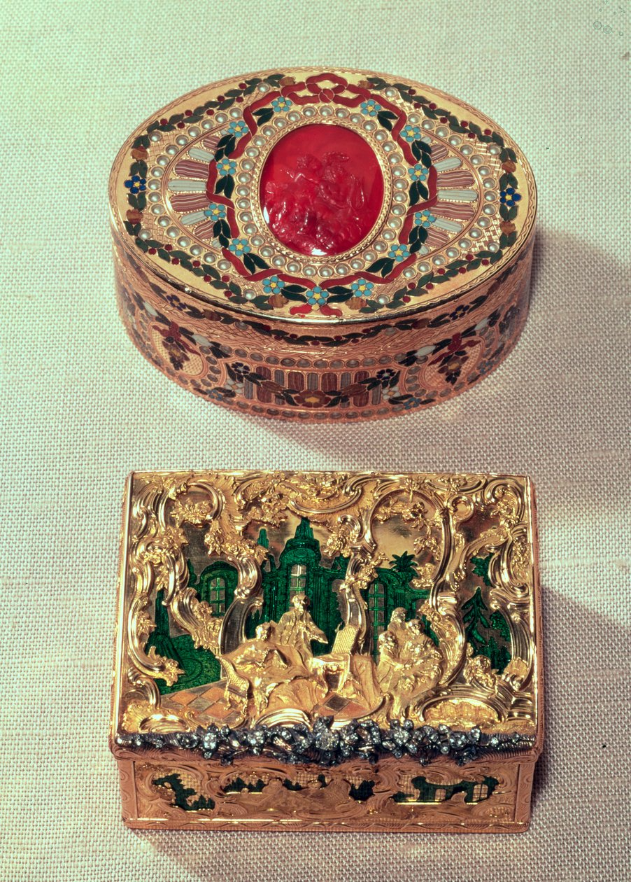 Haut : Tabatière en or incrustée de diverses pierres avec un camée en cornaline au centre avec des amorini, peut-être par J. C. Neuber de Dresde. Bas : Tabatière en or avec des groupes de figures au milieu de volutes rococo - German School