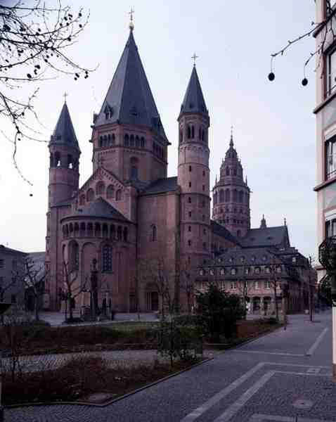 Vue de la cathédrale de Saint-Martin et Saint-Étienne depuis le nord-est - German School