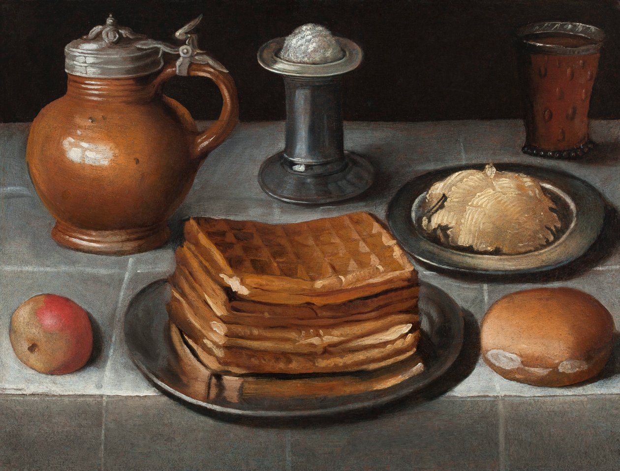 Gaufres et beurre sur des assiettes en étain avec une pomme, un rouleau, une cruche, du sel debout et un verre de bière avec des prunts sur une table couverte de tissu - German School