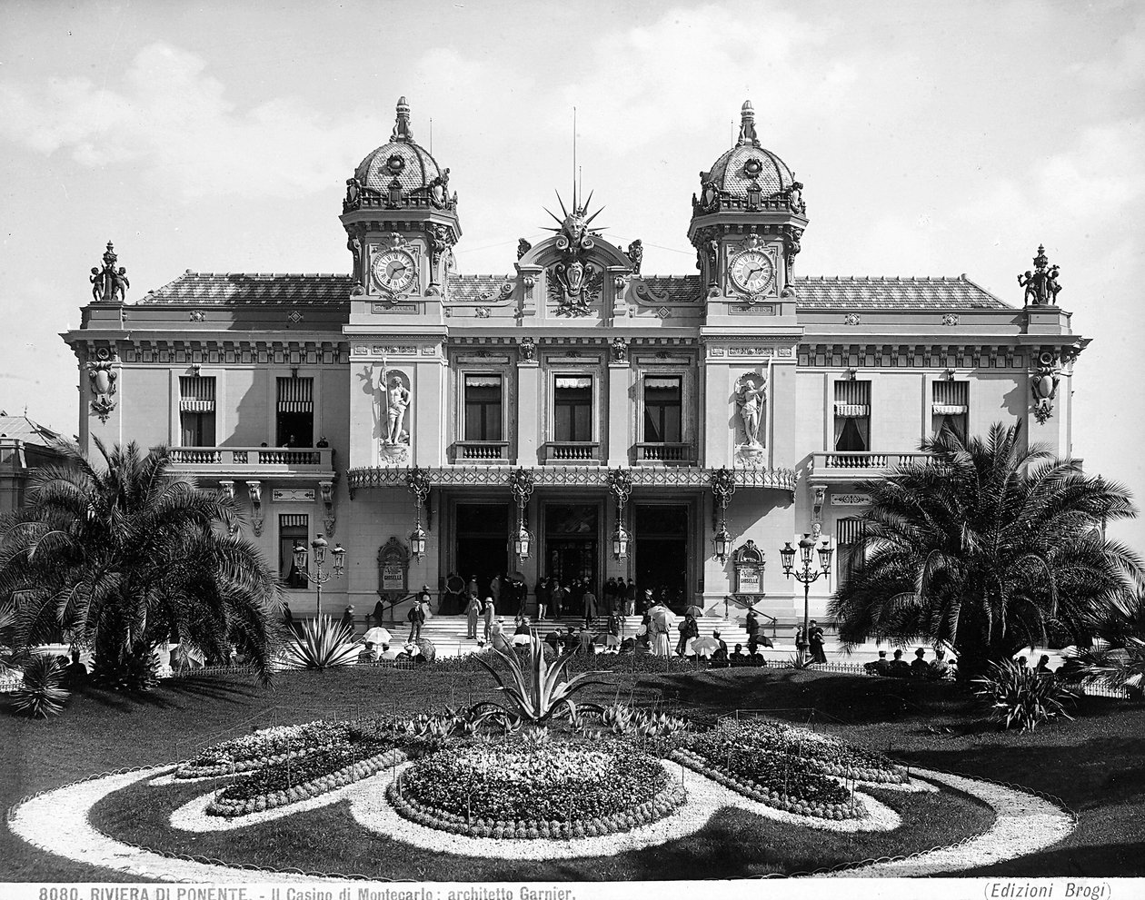 Façade du Casino de Montecarlo. Une foule de gens anime l