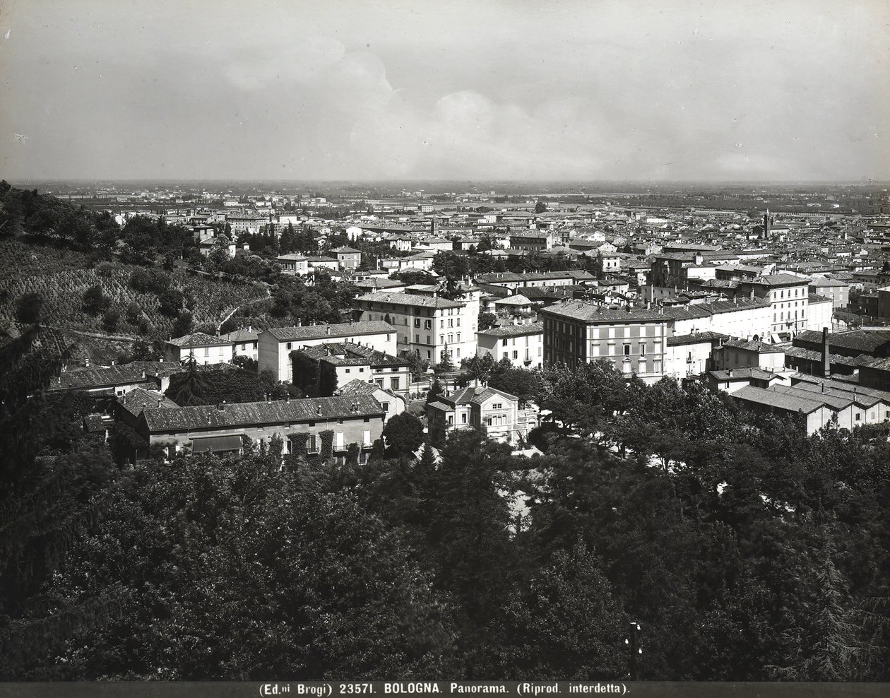 Panorama de Bologne avec quelques usines et une colline - Giacomo Brogi