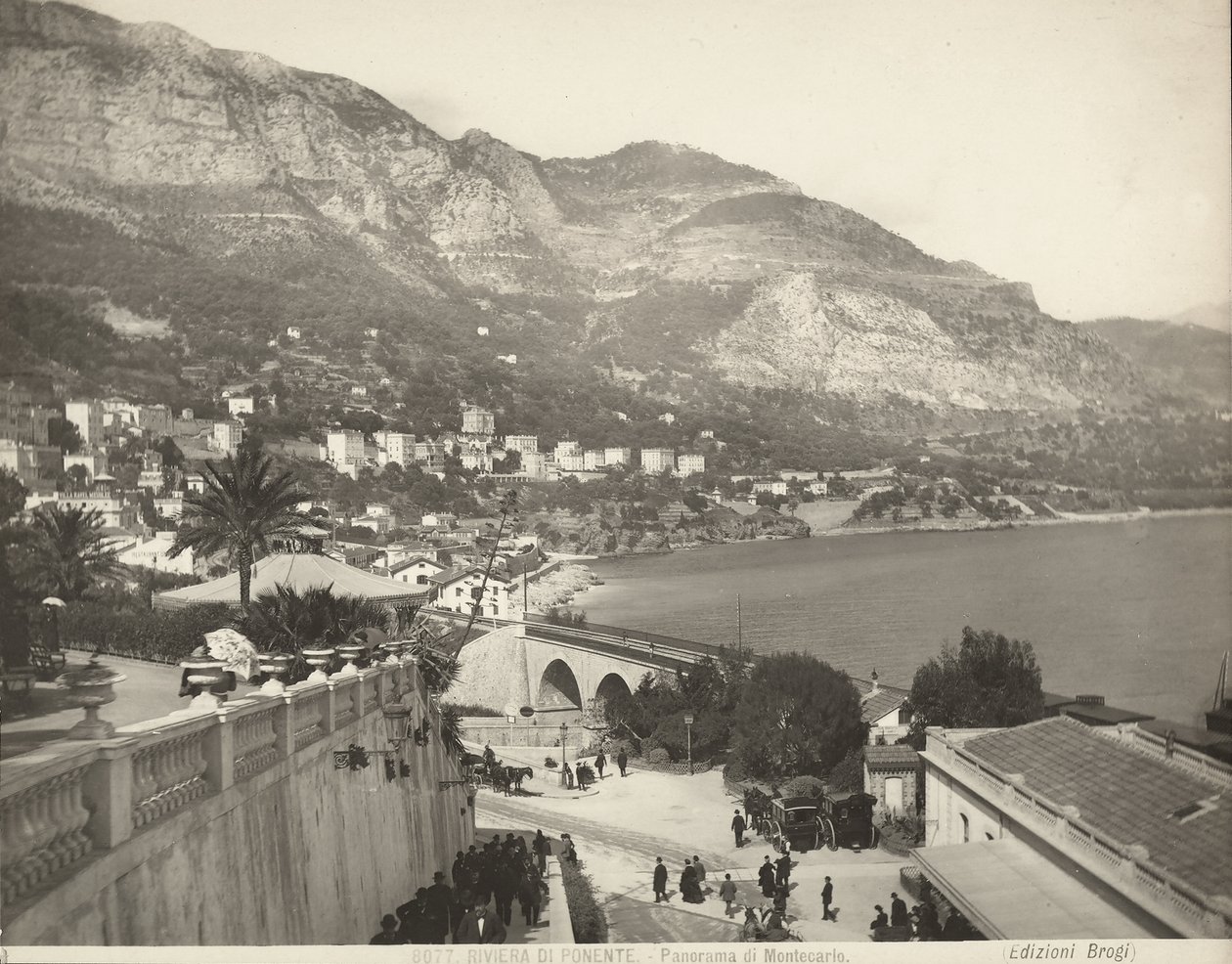 Vue panoramique de Montecarlo à Monaco. La scène montre divers passants; à gauche, on voit un gros plan d