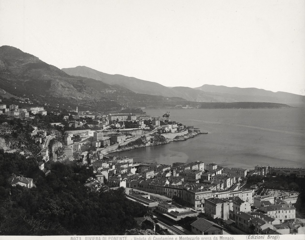 Vue de Condamine et Montecarlo, deux villes peuplées surplombant la mer. La photographie a été prise depuis Monaco - Giacomo Brogi