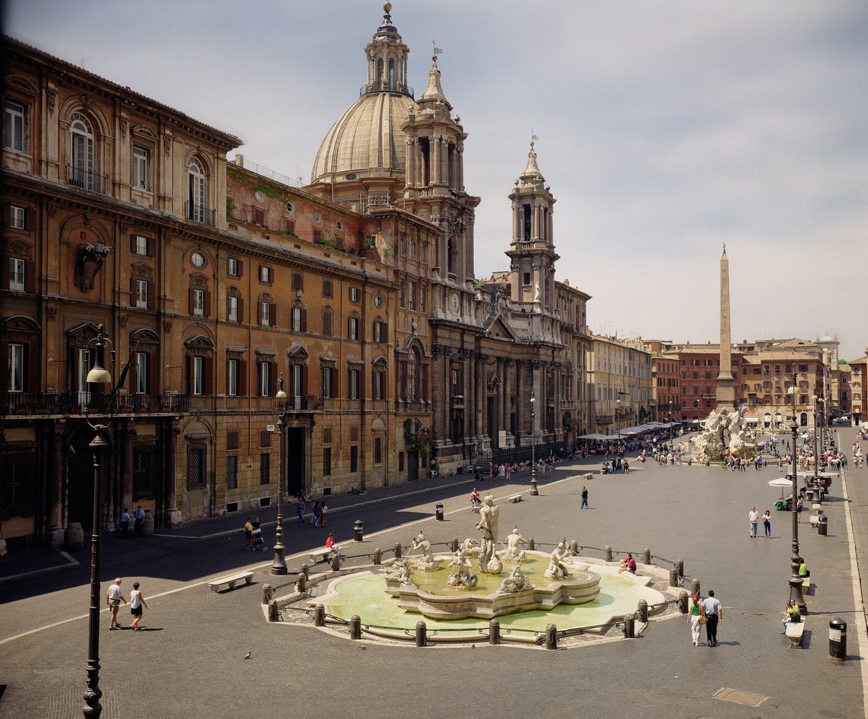 Vue de la piazza avec la Fontaine des Quatre-Fleuves, 1648-51 et la Fontaine du Moro, 1653-5 - Gian Lorenzo Bernini