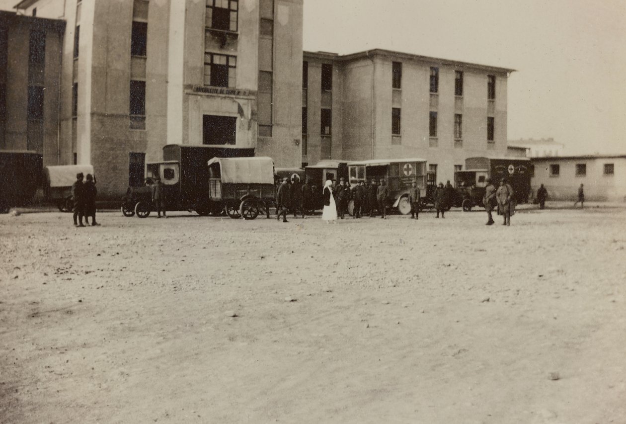 Album "Images de la guerre II": soldats italiens et ambulances de la Croix-Rouge à Gradisca Sagrado, Gorizia, Italie (photo n/b) - Gigliucci Gigliucci